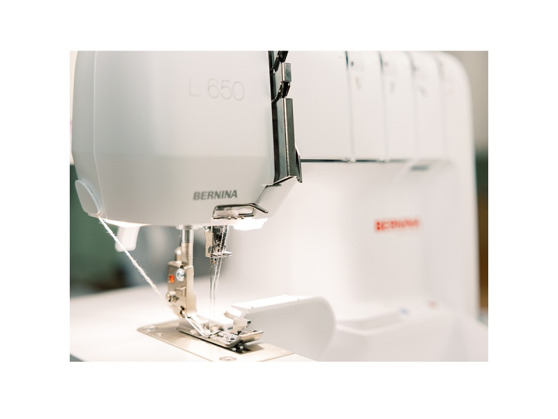 Оверлочна машина Bernina L650 з 2, 3, 4 нитками, автоматична пневматична заправка, швидкість шиття 1200 стібків/хв | Wiking Pols