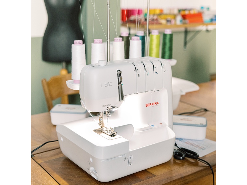 Оверлочна машина Bernina L650 з 2, 3, 4 нитками, автоматична пневматична заправка, швидкість шиття 1200 стібків/хв | Wiking Pols