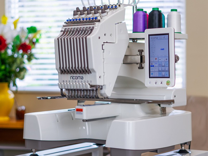 Hafciarka Ricoma EM1010 - jednogłowicowa -10 igłowa RICOMA Hafciarki do przemysłu Wiking Polska - 4 Hafciarka Ricoma EM1010 - jednogłowicowa -10 igłowa RICOMA Hafciarki do przemysłu Wiking Polska - 4
