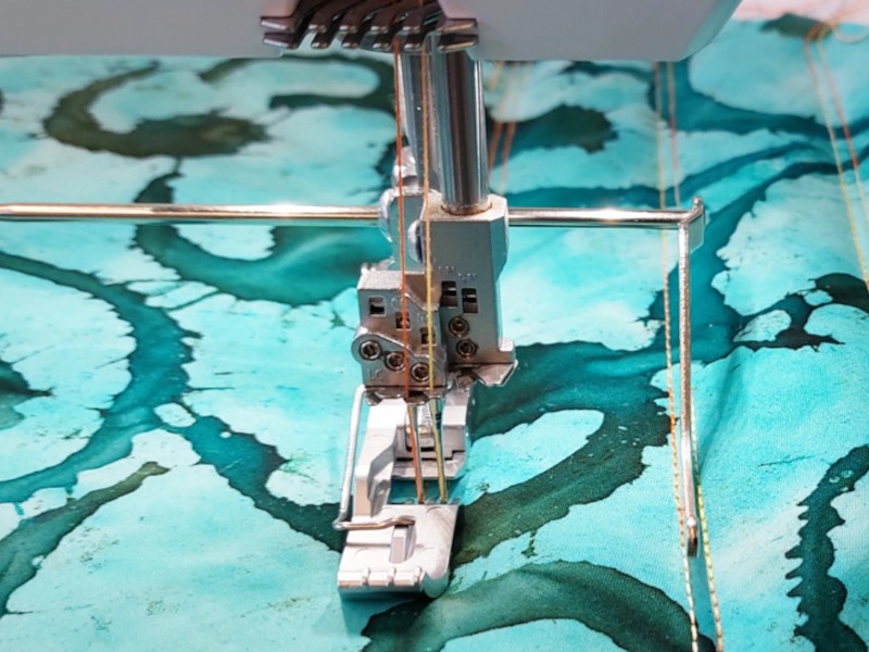 Zestaw dwóch prowadników "lewy" + "prawy" overlocka BERNINA L890 Zestaw dwóch prowadników "lewy" + "prawy" overlocka BERNINA L890