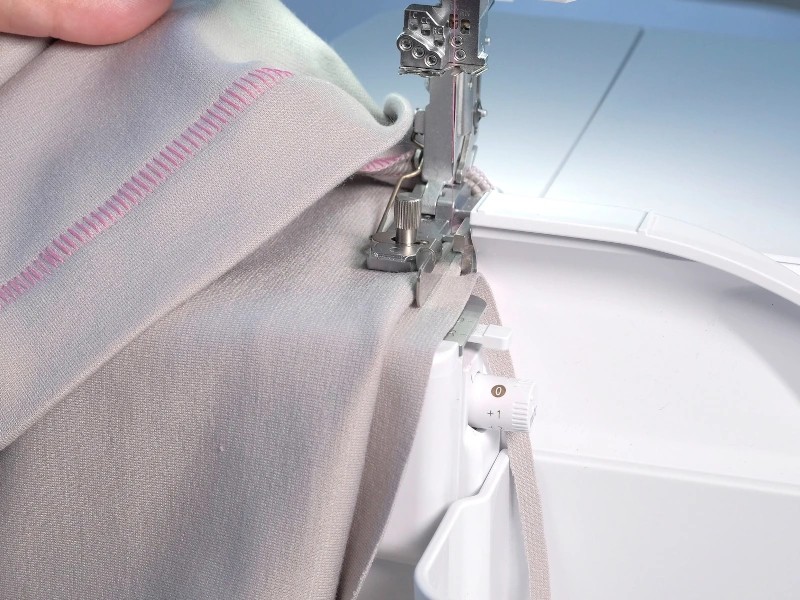 Cover/blind hem foot for BERNINA overlock machines Cover/blind hem foot for BERNINA overlock machines