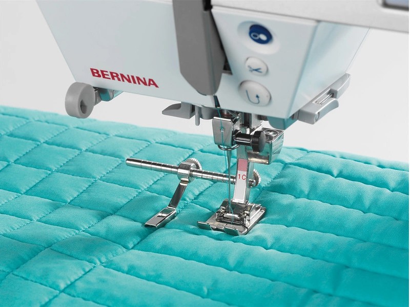 Right and left adjustable guide for BERNINA sewing machines Right and left adjustable guide for BERNINA sewing machines