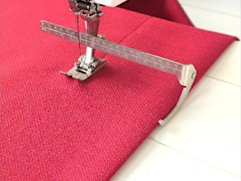 Set of guides with scale for Bernina presser feet Set of guides with scale for Bernina presser feet