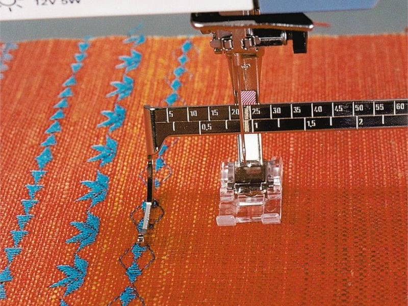 Zestaw dwóch prowadników (lewy + prawy) z podziałką do maszyn do szycia BERNINA