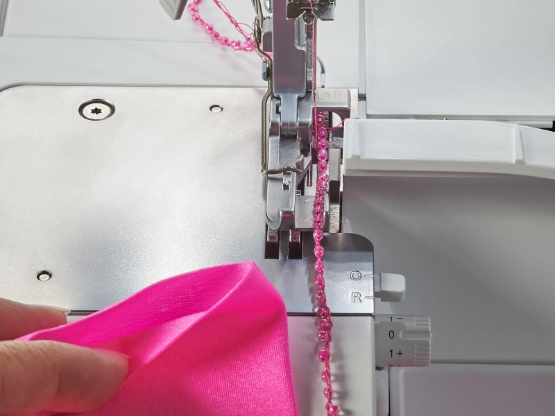 Лапка для пришивання шнурка з бісером на оверлок Лапка для пришивання шнурка з бісером на оверлок