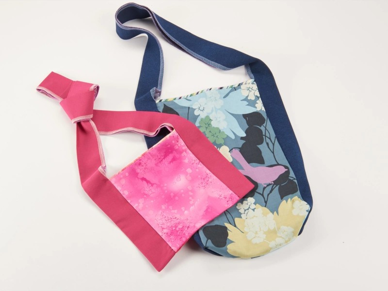 Foot for sewing decorative strings into the edge of the material - so-called piping. Foot for sewing decorative strings into the edge of the material - so-called piping.