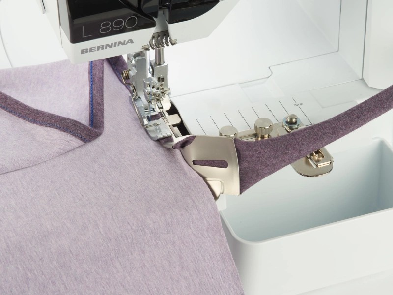 #C21 Lamownik podwójnie zawijający niezaprasowaną taśmę do owerloka Bernina L890