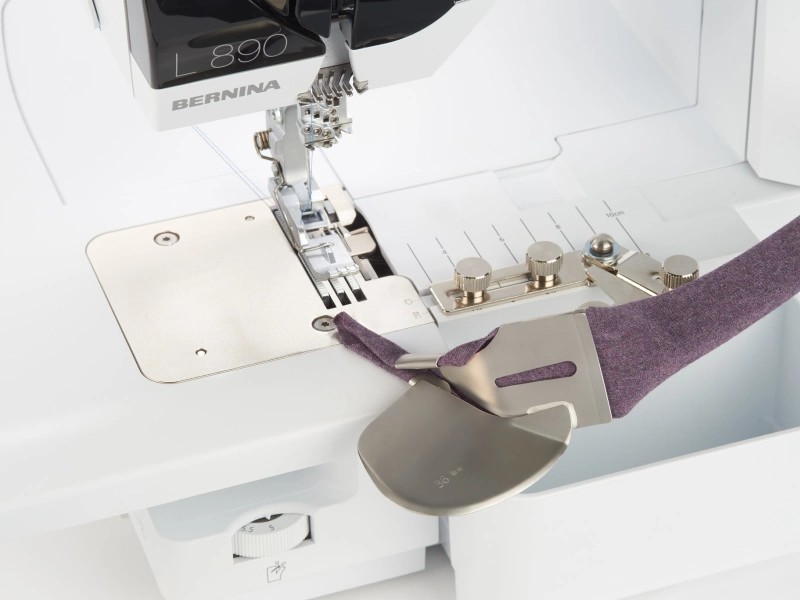 #C21 Lamownik podwójnie zawijający niezaprasowaną taśmę do owerloka Bernina L890