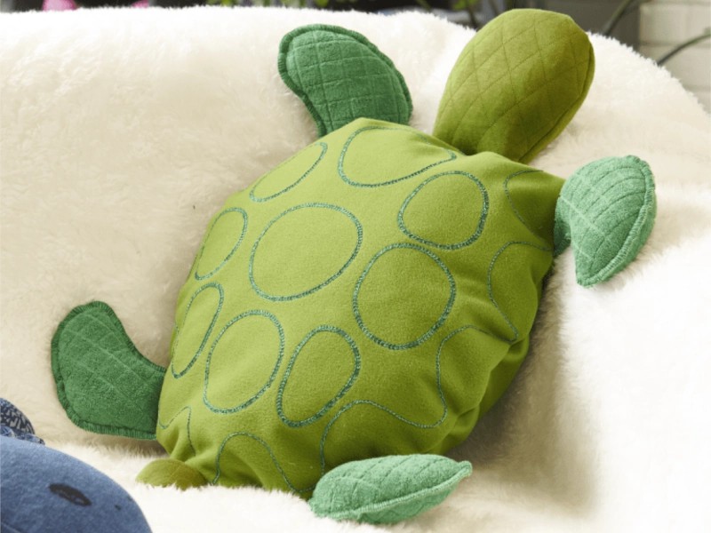 The L23/C23 foot allows you to easily sew small, rounded shapes and arcs on the overlocker. The L23/C23 foot allows you to easily sew small, rounded shapes and arcs on the overlocker.