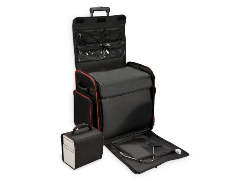 The original BERNINA bag with wheels and a frame allows for safe and easy transport of the overlocker.