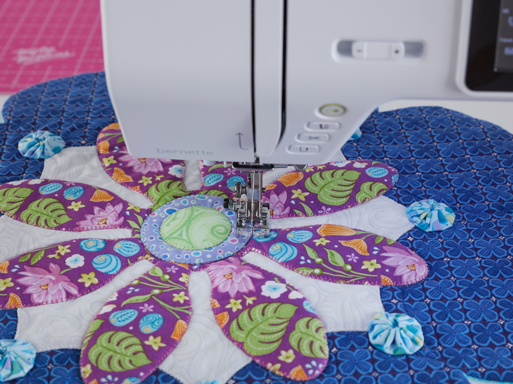 Maszyna do szycia i haftowania bernette b79