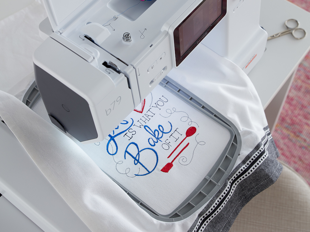 Maszyna do szycia i haftowania bernette b79