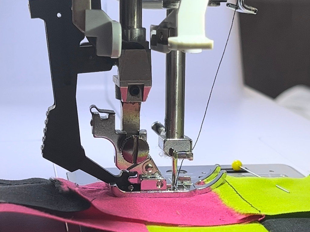 Maszyna do szycia i haftowania bernette b79