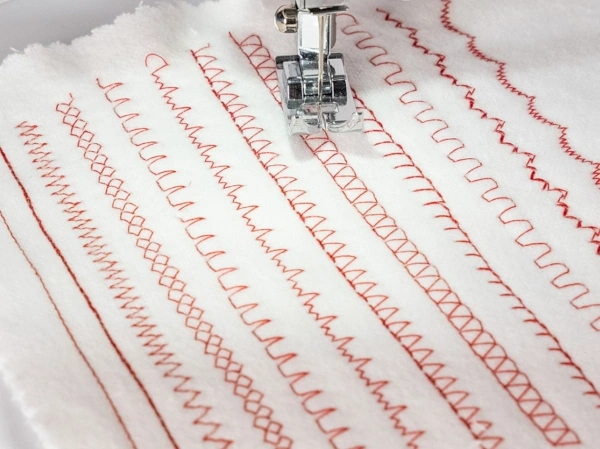 Wyb&oacute;r ścieg&oacute;w w maszynie do szycia REDSTAR R30S