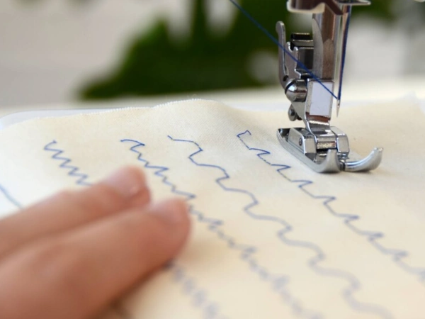 Łatwy wybór ściegów w maszynie do szycia REDSTAR RQ60 Heavy Duty